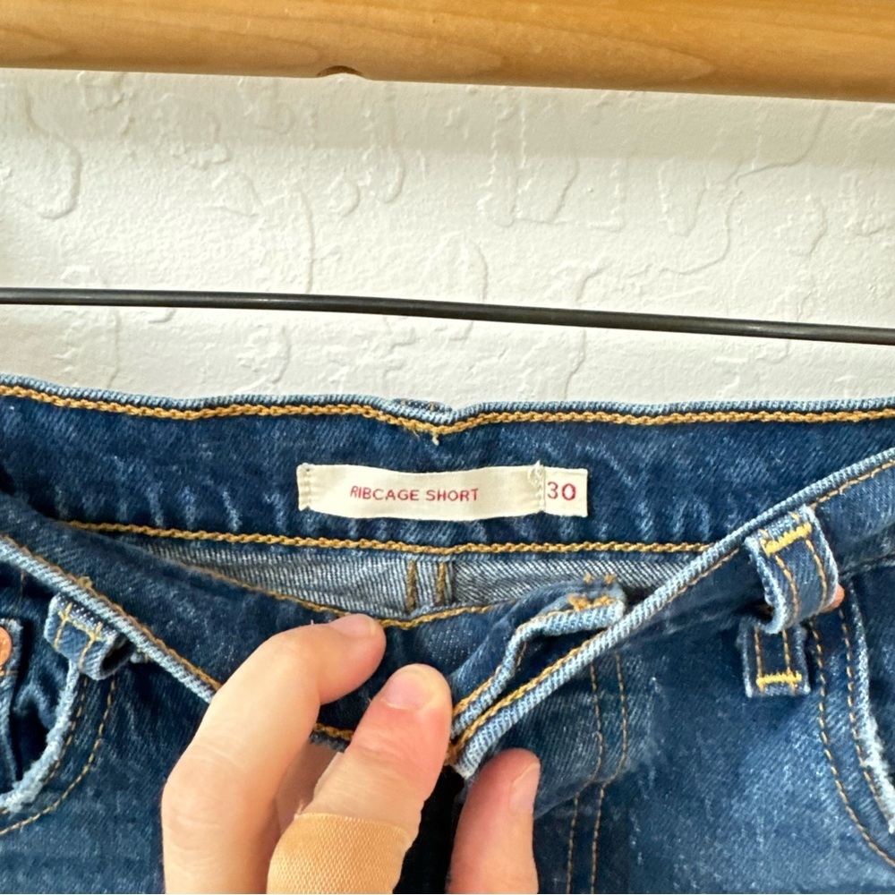 Levi’s Ribcage Short Size 30 Distressed Short Shorts Medium Wash - Picture 3 of 11